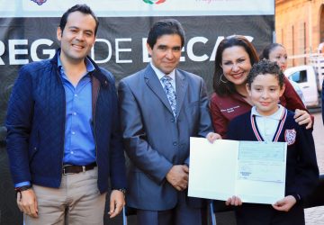 “MÁS DE MEDIO MILLÓN DE PESOS EN BECAS PARA NUESTROS NIÑOS Y JÓVENES DE LA CAPITAL”: ULISES MEJÍA HARO