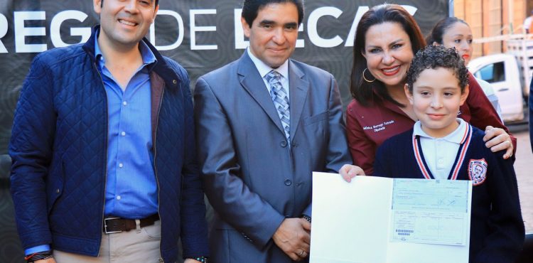 “MÁS DE MEDIO MILLÓN DE PESOS EN BECAS PARA NUESTROS NIÑOS Y JÓVENES DE LA CAPITAL”: ULISES MEJÍA HARO “MÁS DE MEDIO MILLÓN DE PESOS EN BECAS PARA NUESTROS NIÑOS Y JÓVENES DE LA CAPITAL”: ULISES MEJÍA HARO