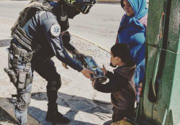 REPARTEN JUGUETES Y SONRISAS POLICÍAS DE PROXIMIDAD SOCIAL DE LA CAPITAL ESTA NAVIDAD