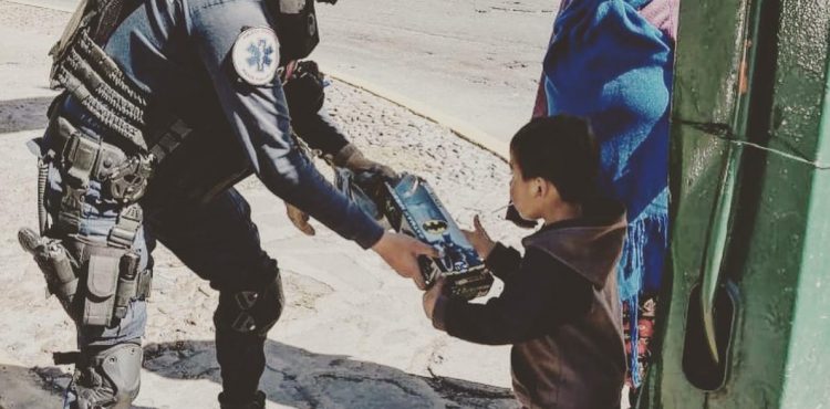 REPARTEN JUGUETES Y SONRISAS POLICÍAS DE PROXIMIDAD SOCIAL DE LA CAPITAL ESTA NAVIDAD