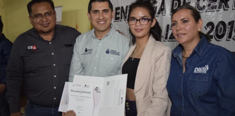 ENTREGA IZEA 130 CERTIFICADOS A ADULTOS QUE CONCLUYERON PRIMARIA Y SECUNDARIA EN TRANCOSO