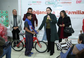 HABITANTES DE ENRIQUE ESTRADA, VETAGRANDE Y VILLA DE COS RECIBEN APOYOS INVERNALES