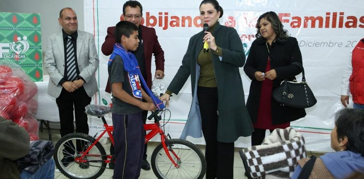 HABITANTES DE ENRIQUE ESTRADA, VETAGRANDE Y VILLA DE COS RECIBEN APOYOS INVERNALES