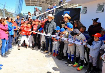 CON TRABAJO CONSTANTE MEJORAMOS LOS ESPACIOS DEPORTIVOS EN LAS COMUNIDADES: ULISES MEJÍA HARO