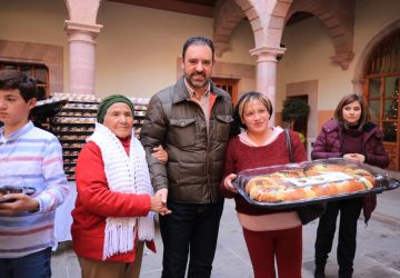 REPARTE ALEJANDRO TELLO LA TRADICIONAL ROSCA DE REYES