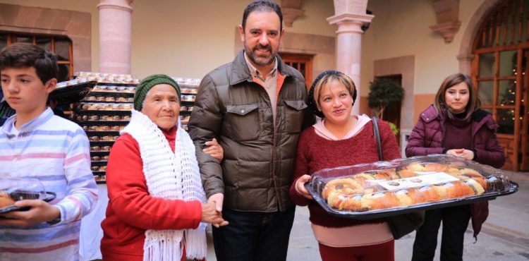 REPARTE ALEJANDRO TELLO LA TRADICIONAL ROSCA DE REYES