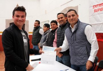 MEDIANTE EL PROGRAMA 2X1 ENTREGAN BECAS Y EQUIPAMIENTO ESCOLAR A ESTUDIANTES DE CUAUHTÉMOC