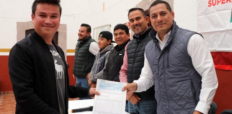 MEDIANTE EL PROGRAMA 2X1 ENTREGAN BECAS Y EQUIPAMIENTO ESCOLAR A ESTUDIANTES DE CUAUHTÉMOC