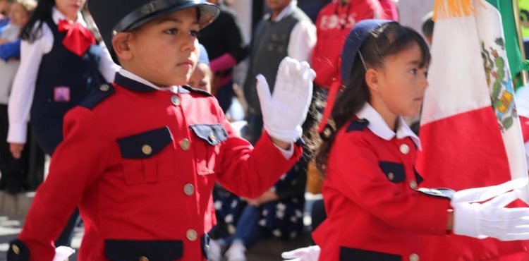 CON TEMÁTICA DE LA PAZ, DESFILE DEL DÍA DE LA BANDERA