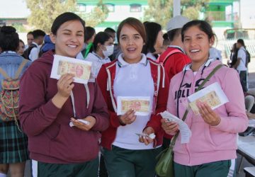 LLEVA GOBIERNO DE MÉXICO TRES MILLONES DE PESOS EN BECAS “BENITO JUÁREZ” A ESTUDIANTES DE BACHILLERATO EN PINOS