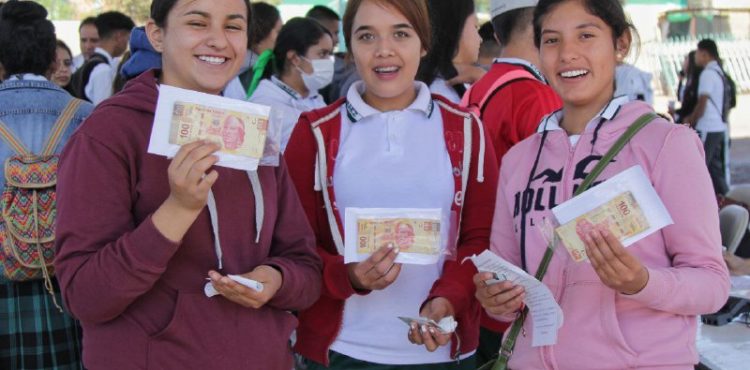 LLEVA GOBIERNO DE MÉXICO TRES MILLONES DE PESOS EN BECAS “BENITO JUÁREZ” A ESTUDIANTES DE BACHILLERATO EN PINOS