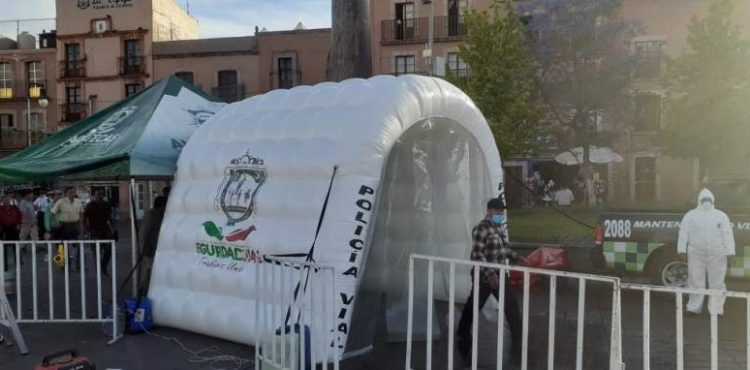 REFUERZA GOBIERNO DEL ESTADO MEDIDAS SANITARIAS CON TÚNEL EN LA PLAZA BICENTENARIO