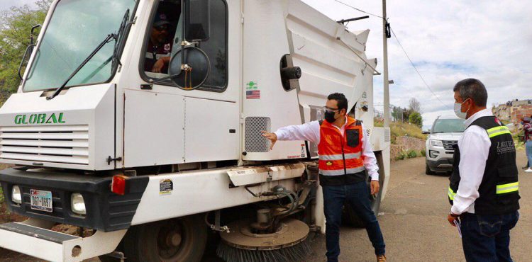 ENTREGA ULISES MEJÍA HARO MÁS CAMIONES RECOLECTORES DE BASURA EN LA CAPITAL