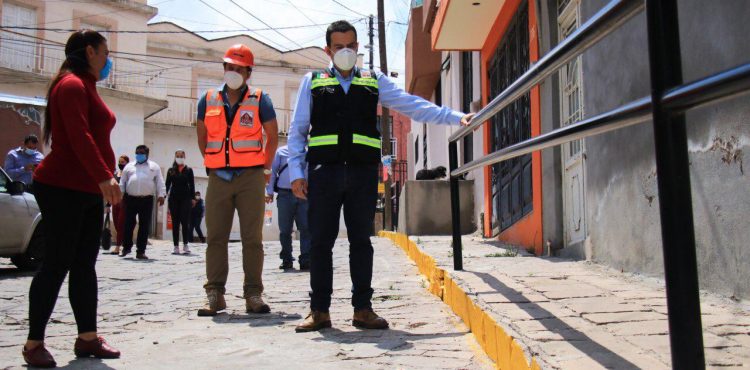 INSTALA ULISES MEJÍA HARO BARANDALES Y PASAMANOS POR LA MOVILIDAD CIUDADANA.