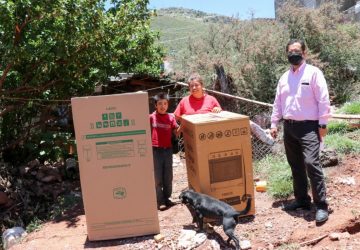 ENTREGA SEDIF APOYOS A FAMILIAS DE LA CAPITAL ZACATECANA