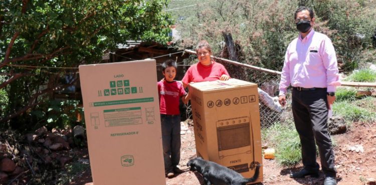 ENTREGA SEDIF APOYOS A FAMILIAS DE LA CAPITAL ZACATECANA