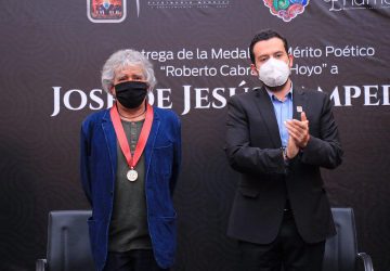 ENTREGA ULISES MEJÍA HARO LA MEDALLA AL MÉRITO POÉTICO «ROBERTO CABRAL DEL HOYO” A JOSÉ DE JESÚS SAMPEDRO