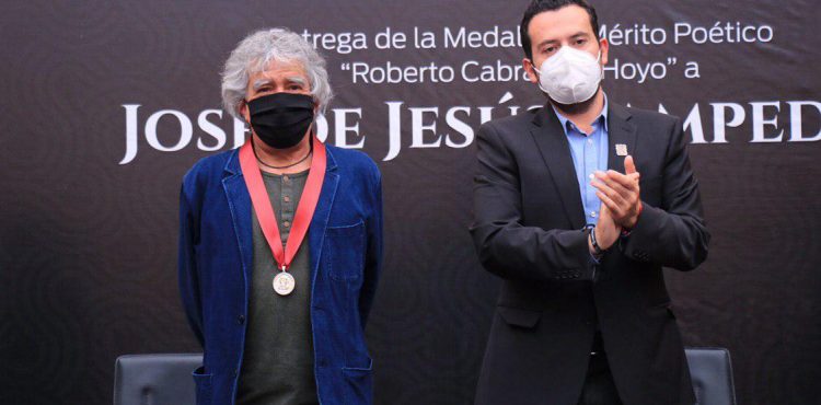 ENTREGA ULISES MEJÍA HARO LA MEDALLA AL MÉRITO POÉTICO «ROBERTO CABRAL DEL HOYO” A JOSÉ DE JESÚS SAMPEDRO