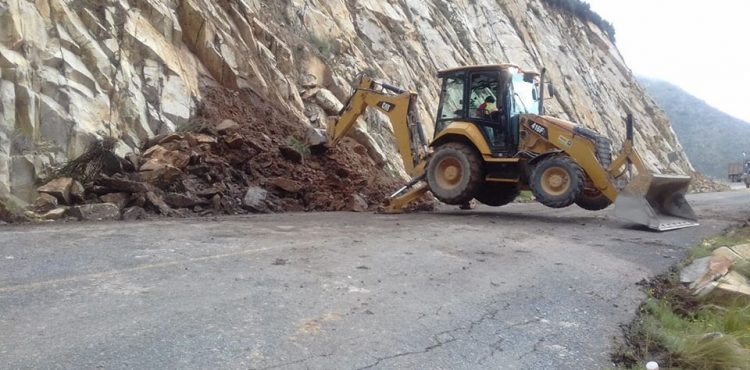 ATIENDE GOBIERNO ESTATAL AFECTACIONES DE VÍAS PROVOCADAS POR LLUVIAS ATÍPICAS