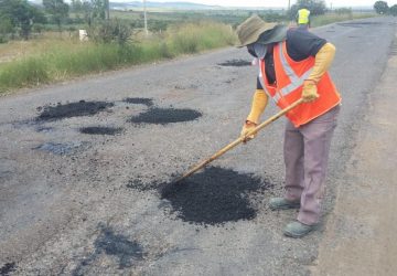 CON PROGRAMA DE BACHEO, GOBIERNO ESTATAL REPARA CARRETERAS Y CAMINOS