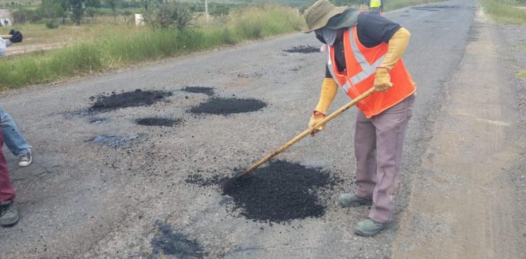 CON PROGRAMA DE BACHEO, GOBIERNO ESTATAL REPARA CARRETERAS Y CAMINOS