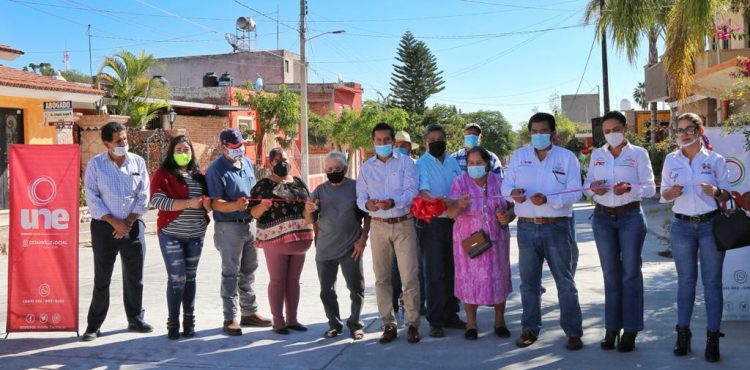 INAUGURA ROBERTO LUÉVANO PAVIMENTACIÓN EN JUCHIPILA