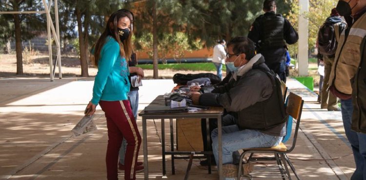 BECAS “BENITO JUÁREZ” GARANTIZAN QUE NIÑOS Y JÓVENES DE ZACATECAS CONTINÚEN SUS ESTUDIOS BECAS “BENITO JUÁREZ” GARANTIZAN QUE NIÑOS Y JÓVENES DE ZACATECAS CONTINÚEN SUS ESTUDIOS