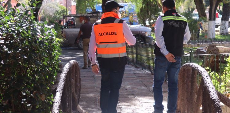 IMPULSA ALCALDE ULISES MEJÍA HARO BRIGADAS DE MANTENIMIENTO EN PARQUES Y JARDINES DE LA CAPITAL.