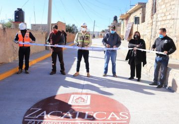 ENTREGA ALCALDE ULISES MEJÍA HARO OBRA DE PAVIMENTACIÓN DEL CALLEJÓN LAS MERCEDES.