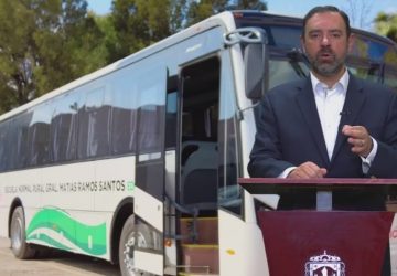 ENTREGA GOBERNADOR TELLO AUTOBÚS A LA NORMAL “GENERAL MATÍAS RAMOS SANTOS”