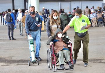 VACUNA CONTRA EL COVID-19 REENCUENTRA A DOÑA ADELINA, DE 97 AÑOS, CON SUS HIJOS HUMBERTO Y HÉCTOR, DE 68 Y 66 AÑOS