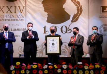 ENTREGA ALEJANDRO TELLO PREMIO IBEROAMERICANO “RAMÓN LÓPEZ VELARDE” A ERNESTO LUMBRERAS