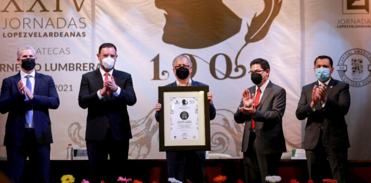 ENTREGA ALEJANDRO TELLO PREMIO IBEROAMERICANO “RAMÓN LÓPEZ VELARDE” A ERNESTO LUMBRERAS