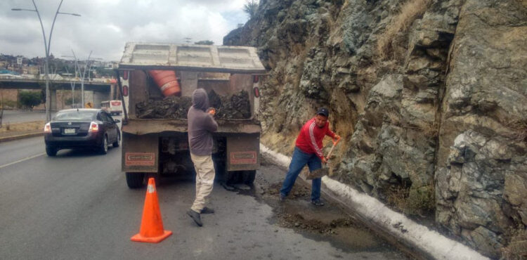 LIMPIAN Y DAN MANTENIMIENTO A PRINCIPALES VÍAS DE ZONA METROPOLITANA ZACATECAS-GUADALUPE