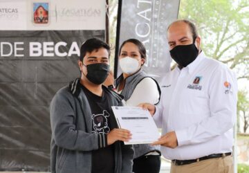 ENTREGA SALVADOR ESTRADA GONZÁLEZ «100 BECAS DE LA ESPERANZA» A ESTUDIANTES DE LAS COMUNIDADES