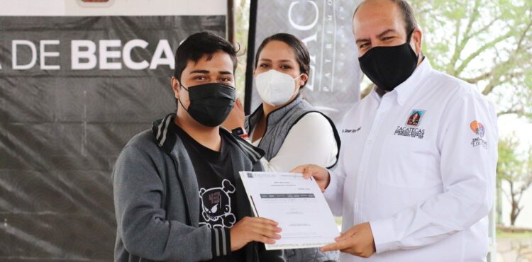 ENTREGA SALVADOR ESTRADA GONZÁLEZ «100 BECAS DE LA ESPERANZA» A ESTUDIANTES DE LAS COMUNIDADES