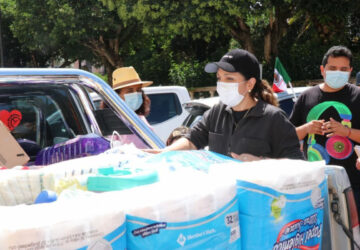 ENTREGA SARA HERNÁNDEZ DE MONREAL INSUMOS Y APOYOS ALIMENTARIOS EN GENARO CODINA