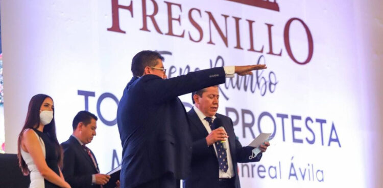 EN SESIÓN SOLEMNE DE CABILDO, EL JEFE DEL EJECUTIVO TOMÓ PROTESTA AL PRESIDENTE MUNICIPAL DE FRESNILLO, SAÚL MONREAL