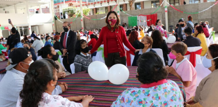 CONVOCA SARA HERNÁNDEZ DE MONREAL A PRESERVAR EL RESPETO Y AMOR A LA PATRIA Y A LA FAMILIA