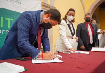 FIRMA ALCALDE JORGE MIRANDA CONVENIO DE COLABORACIÓN ENTRE EL AYUNTAMIENTO  Y EL SECTOR EMPRESARIAL