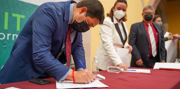 FIRMA ALCALDE JORGE MIRANDA CONVENIO DE COLABORACIÓN ENTRE EL AYUNTAMIENTO  Y EL SECTOR EMPRESARIAL