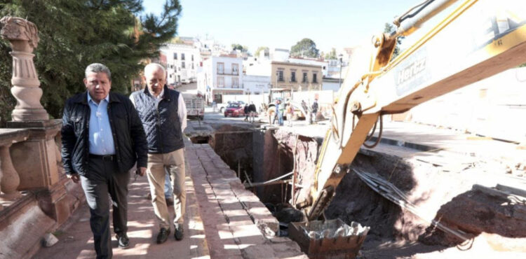 SUPERVISA GOBERNADOR AVANCE EN OBRAS DEL SOCAVÓN DE LA CALLE FERNANDO VILLALPANDO