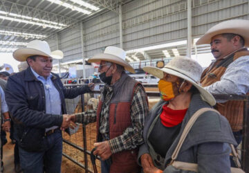 CIENTOS DE PRODUCTORES SE BENEFICIARON EN EL TIANGUIS AGROPECUARIO REGIONAL: GOBERNADOR