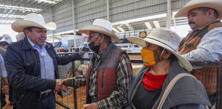 CIENTOS DE PRODUCTORES SE BENEFICIARON EN EL TIANGUIS AGROPECUARIO REGIONAL: GOBERNADOR