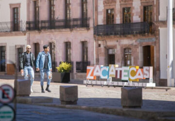 CENTRO HISTÓRICO DE ZACATECAS, EN ZONA PEATONAL VESPERTINA EN TEMPORADA NAVIDEÑA