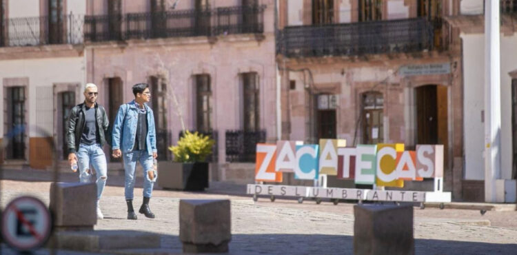 CENTRO HISTÓRICO DE ZACATECAS, EN ZONA PEATONAL VESPERTINA EN TEMPORADA NAVIDEÑA