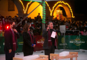 ENCABEZA EL GOBERNADOR DAVID MONREAL APERTURA DE LA PISTA DE HIELO EN LA PLAZUELA 450