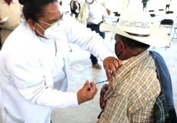 RESPONDEN ADULTOS MAYORES AL LLAMADO A RECIBIR LA DOSIS DE REFUERZO DE LA VACUNA CONTRA EL COVID-19