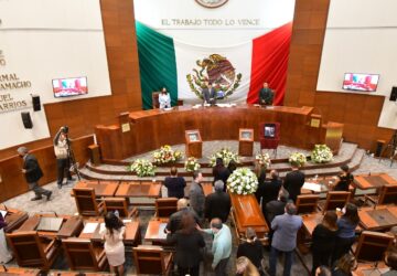 REALIZAN SESIÓN SOLEMNE EN MEMORIA DEL PROFESOR MARCO VINICIO FLORES CHÁVEZ