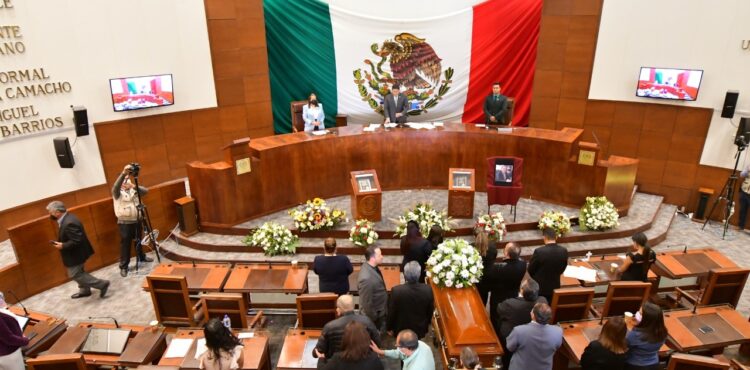 REALIZAN SESIÓN SOLEMNE EN MEMORIA DEL PROFESOR MARCO VINICIO FLORES CHÁVEZ